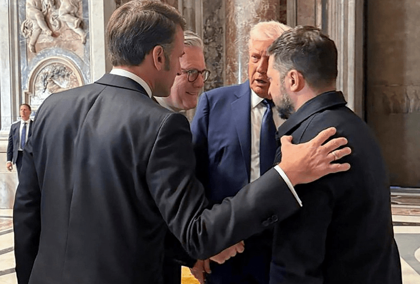 Ein kurzer Austausch von Macron, Selenskyj, Starmer und Trump in der Basilika   (ANSA) Produktiv und möglicherweise historisch